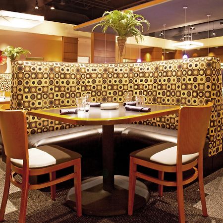 Holiday Inn Hotel & Suites Bloomington Airport By Ihg Exteriör bild