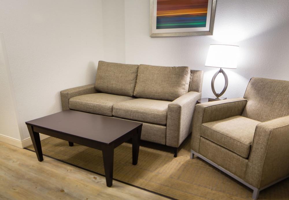 Holiday Inn Hotel & Suites Bloomington Airport By Ihg Exteriör bild