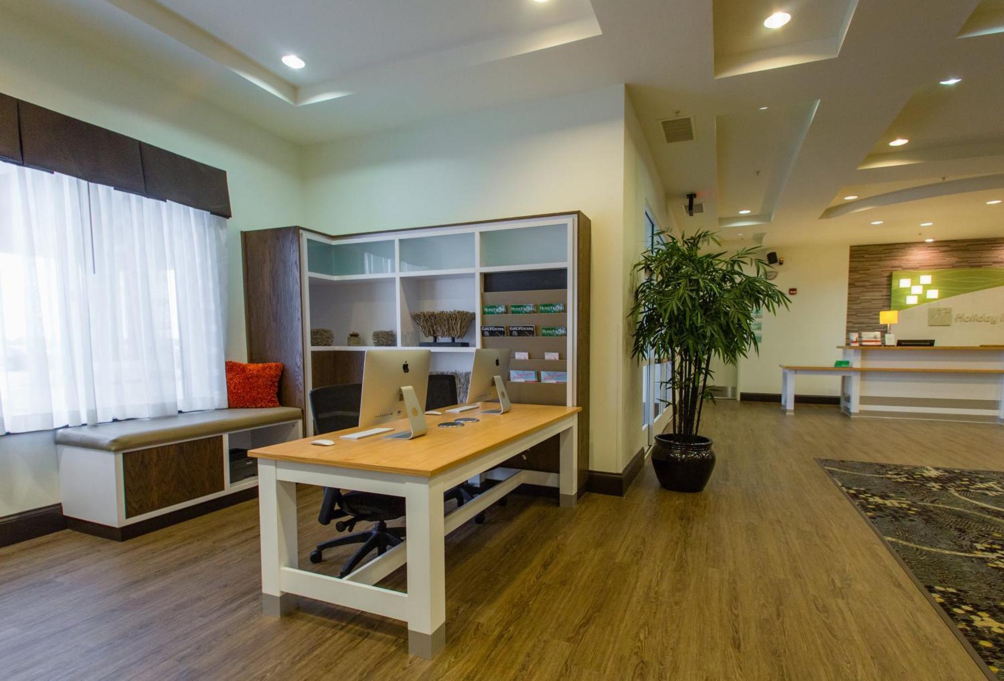 Holiday Inn Hotel & Suites Bloomington Airport By Ihg Exteriör bild